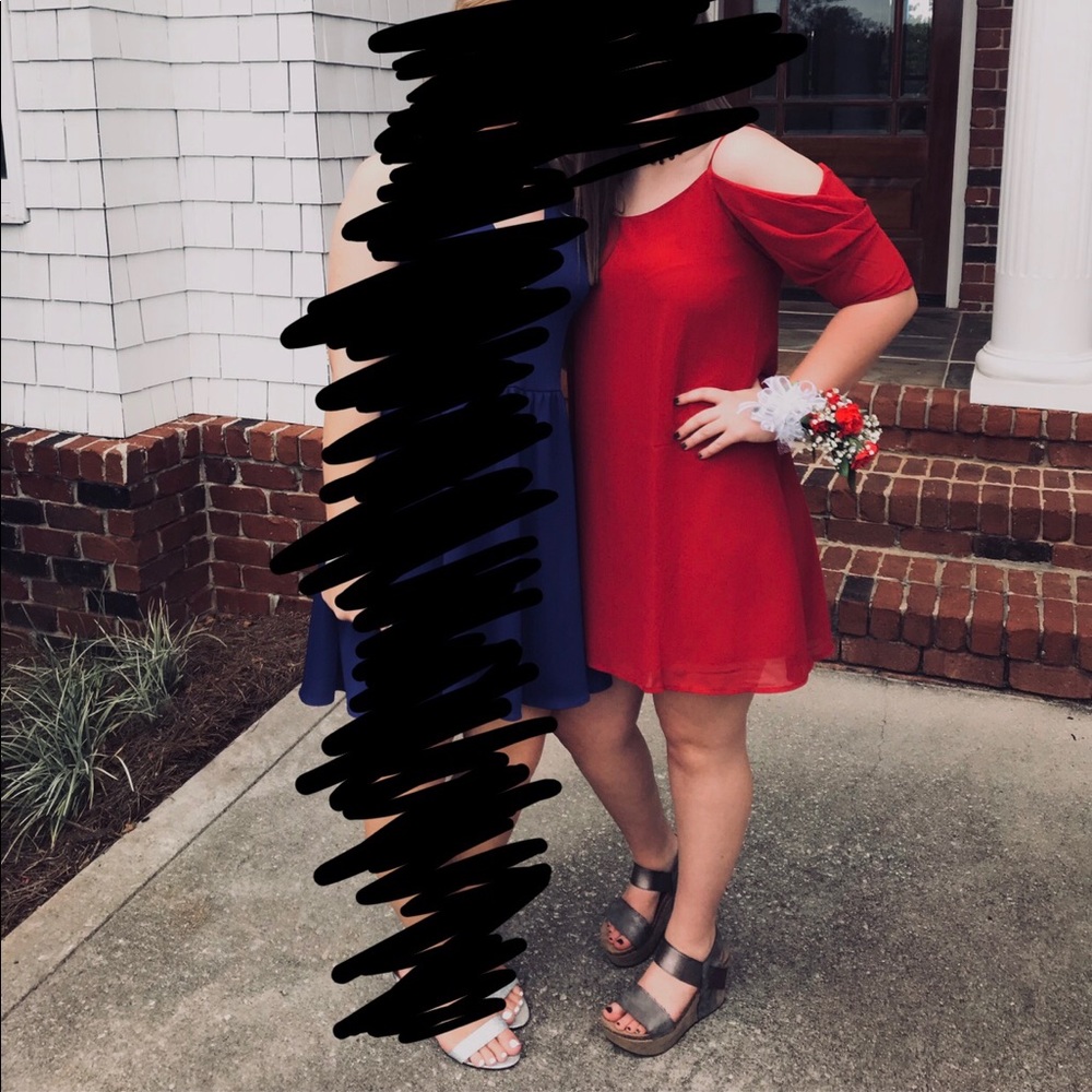 [BOUTIQUE] Red Cold Shoulder Dress
